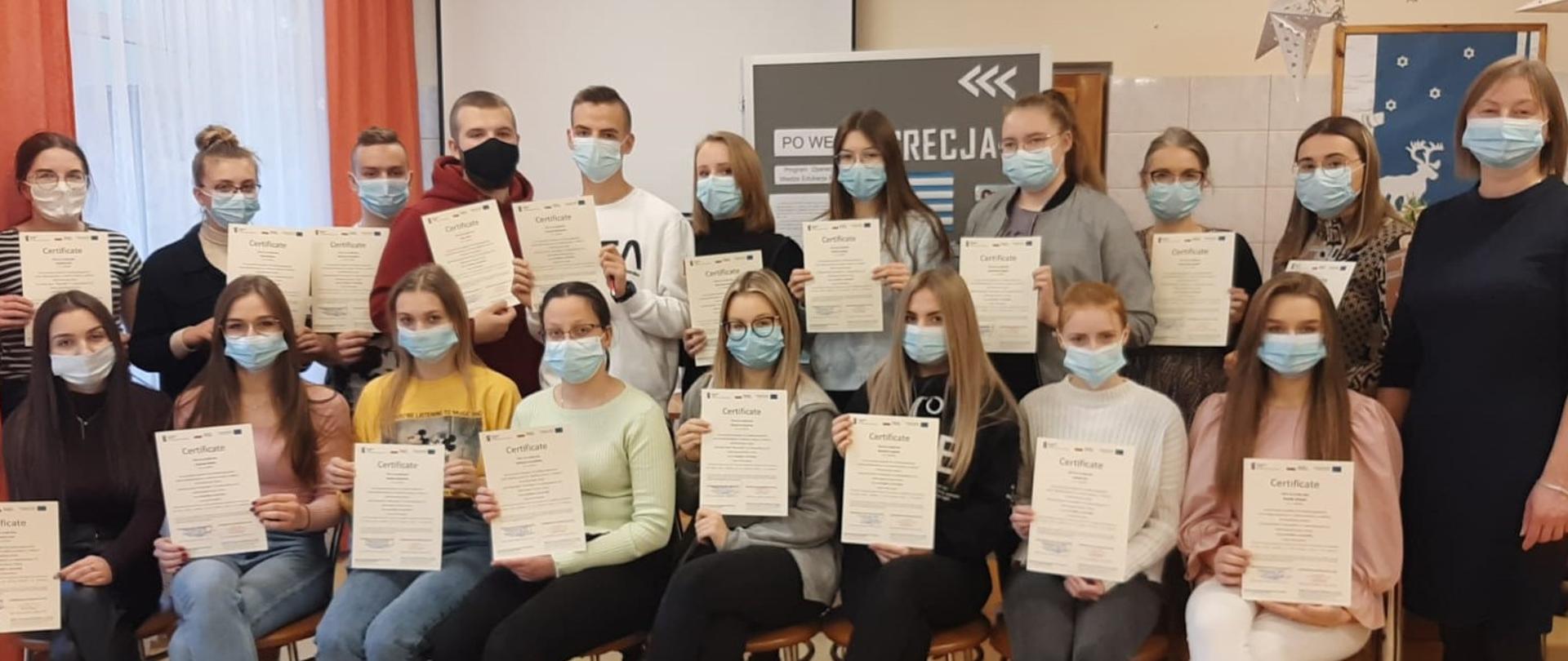 Zdjęcie grupowe uczestników programu POWER z Dyrektor LO Żelechów Panią Sylwią Tomaszek