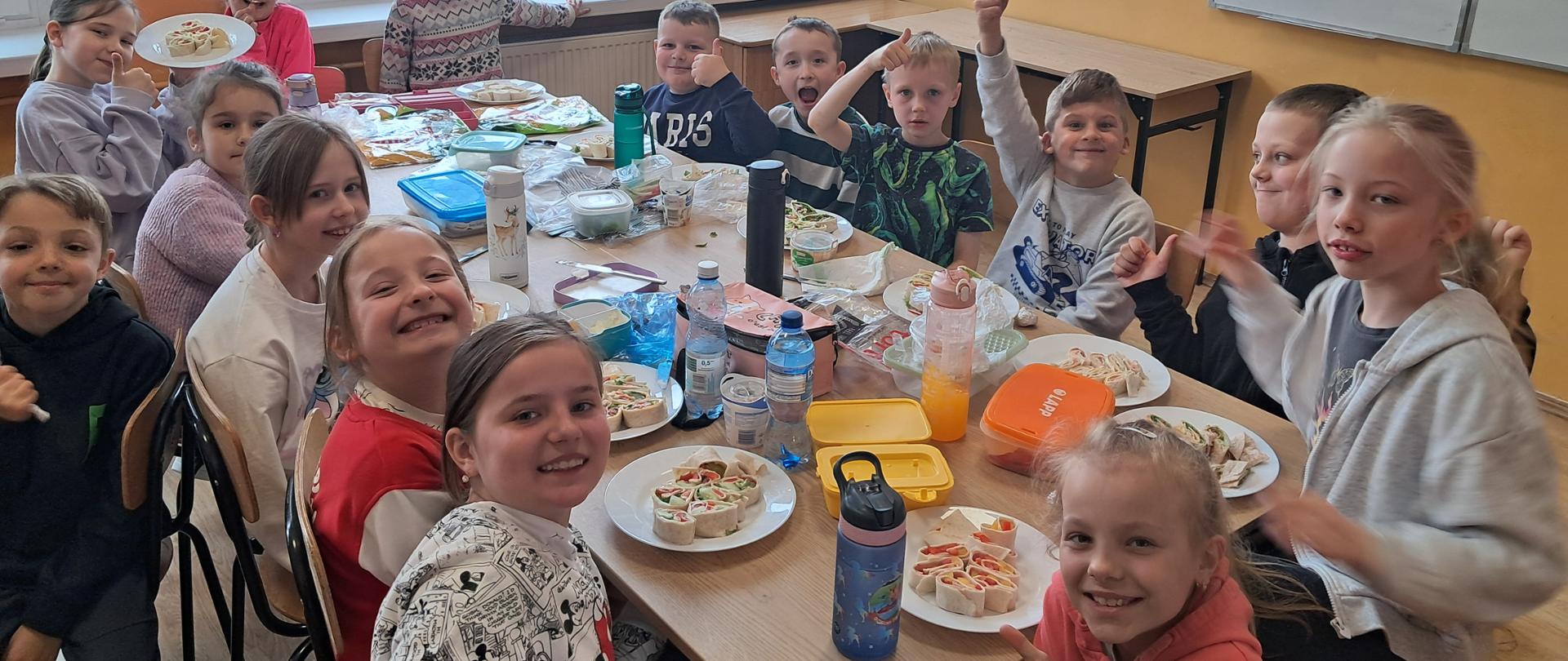 Uczniowie klasy 2b z przygotowanym przez siebie sushi.
