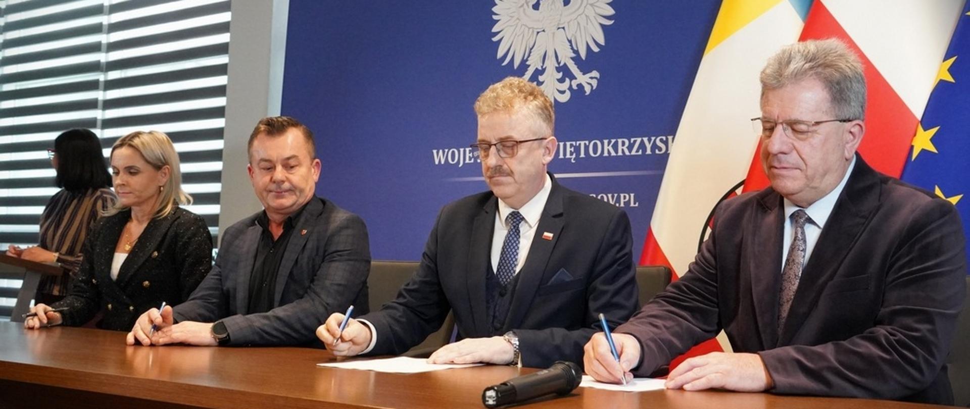 Powiat konecki z podpisaną umową na nowe linie autobusowe