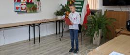 Młodzi uczniowie podczas recytowania