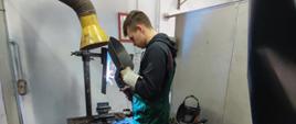 Uczeń podczas kursu spawania