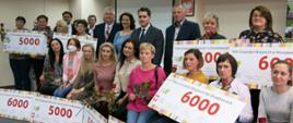 Wspólne zdjęcie uczestników Kongresu Kół Gospodyń Wiejskich Powiatu Łosickiego z symbolicznymi czekami
