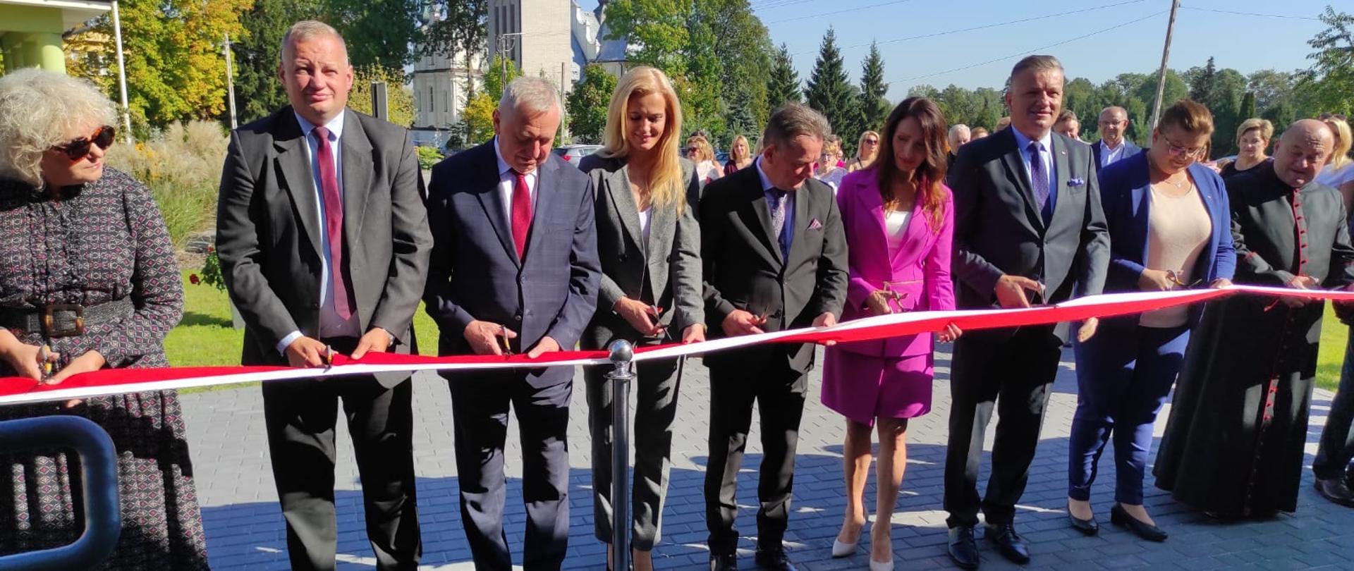 Uroczyste przecięcie wstęgi podczas otwarcia nowej części przedszkola wraz ze żłobkiem w Górznie