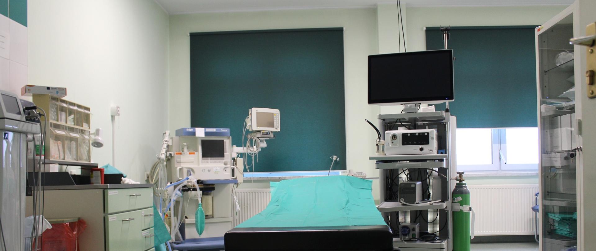 Zdjęcie przedstawia wnętrze gabinetu Pracowni Endoskopowej w Szpitalu im. dr. W. Oczko w Przasnyszu.