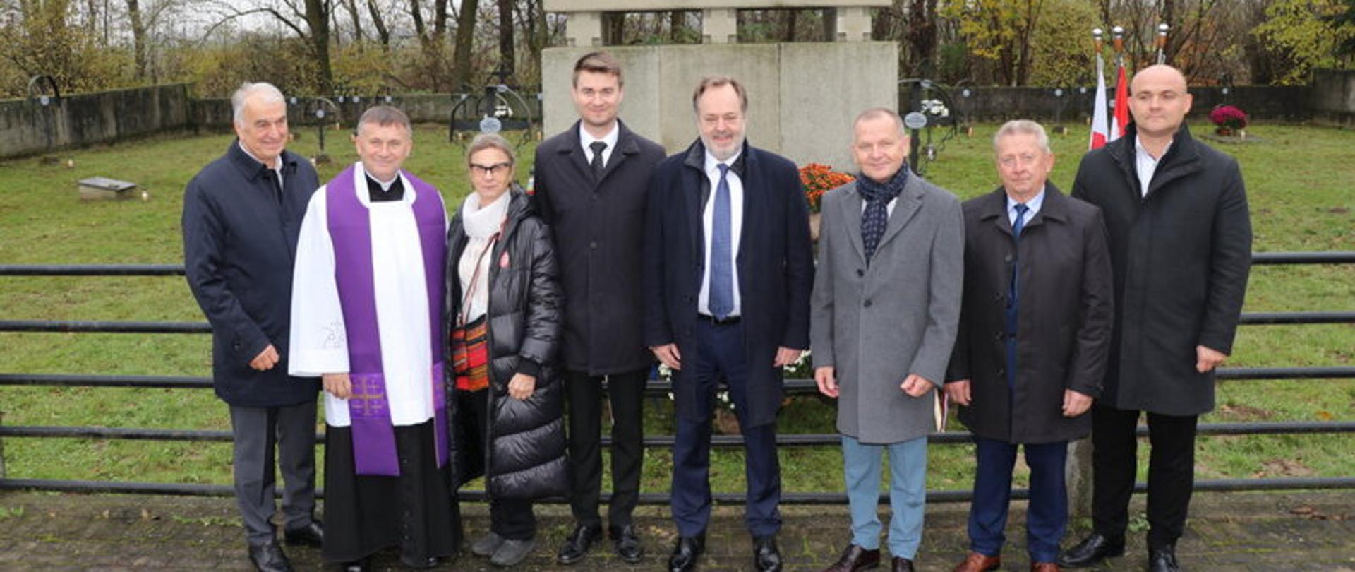 Ambasador Chorwacji w Polsce, Starosta Dąbrowski, Wójt Gminy Gręboszów, Przewodniczący Gminy Gręboszów, Radny Rady Powiatu, proboszcz parafii w Gręboszowie oraz Prezes Zarządu VIVENTO przed pomnikiem na cmentarzu wojennym w Ujściu Jezuickim 