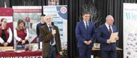Przy mikrofonie Redaktor Naczelny Wieści Podlaskich w obecności Starosty Hajnowskiego i Zastępcy Burmistrza Miasta Hajnówka