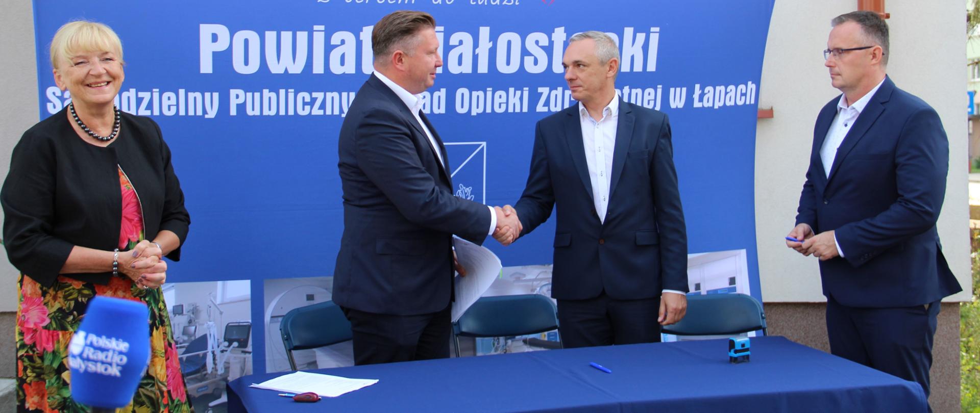 Podpisanie umowy przed budynkiem ZS 