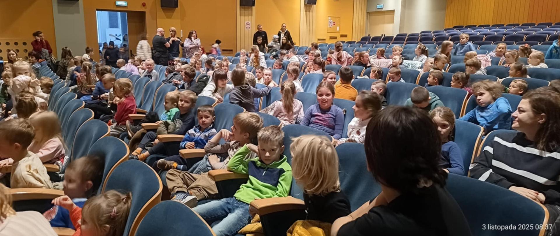 Uczniowie klas 0-3 podczas spektakl „Piotruś Pan" 
