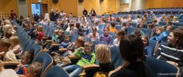 Uczniowie klas 0-3 podczas spektakl „Piotruś Pan" 