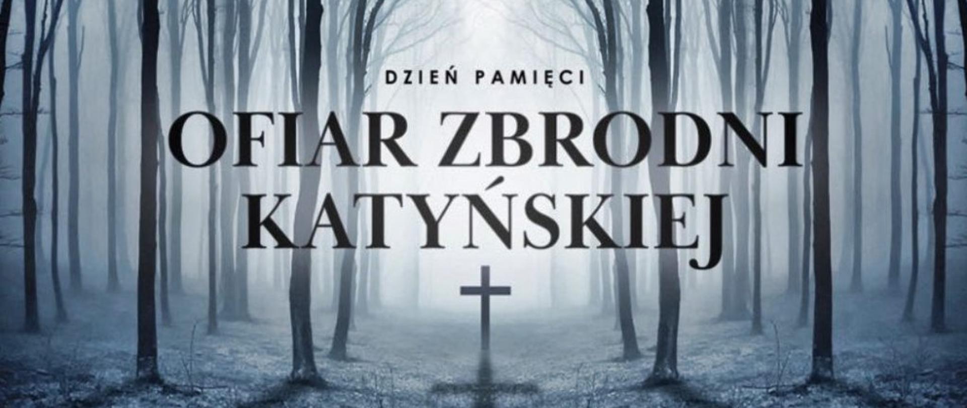 Las za mgłą, pośrodku krzyż. W środkowej części obrazu czarny napis: Dzień Pamięci Ofiar Zbrodni Katyńskiej.
