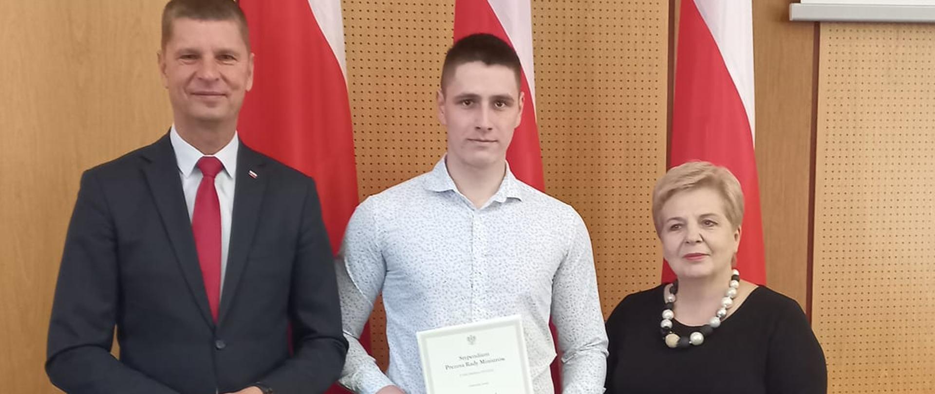 Uczeń z Zespołu Szkół Zawodowych pozuje z promesą