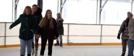 Młodzież ZSUiS w Jaśle w czasie rekreacji na lodowisku