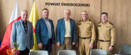 ludzie wewnątrz