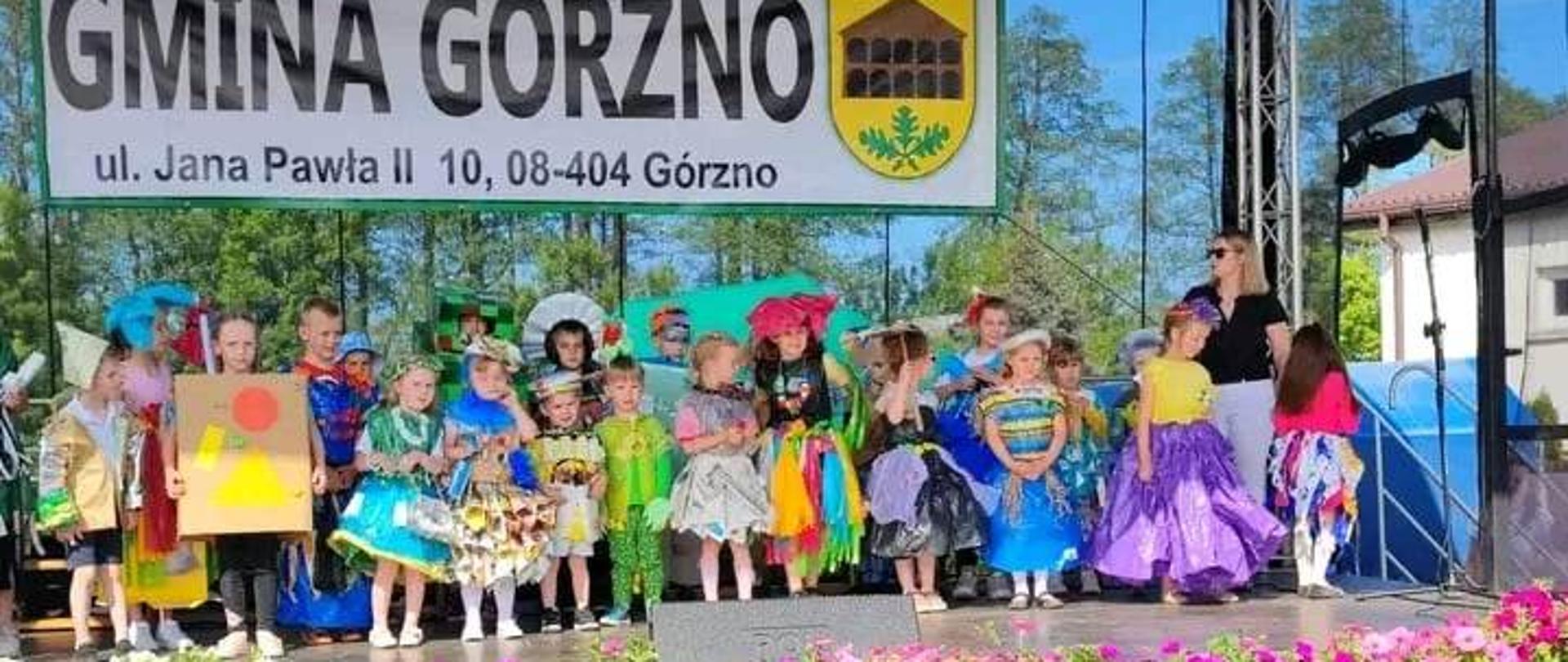 Pokaz eko mody w wykonaniu uczniów z Zespołu Szkolno-Przedszkolnego w Uninie