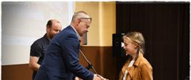 Moment wręczenia nagród uczestnikom konkursu