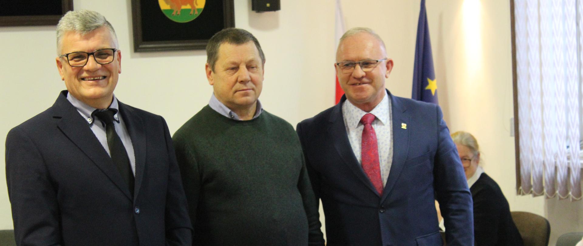 Przewodniczący Rady, nagrodzony pszczelarz i Starosta Hajnowski pozują do wspólnego zdjęcia