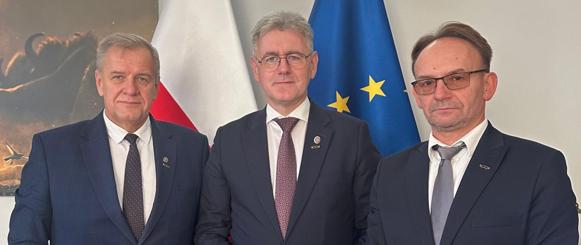 Starosta bielski Sławomir Jerzy Snarski, wicemarszałek senatu Maciej Żywno i wicestarosta Piotr Bożko