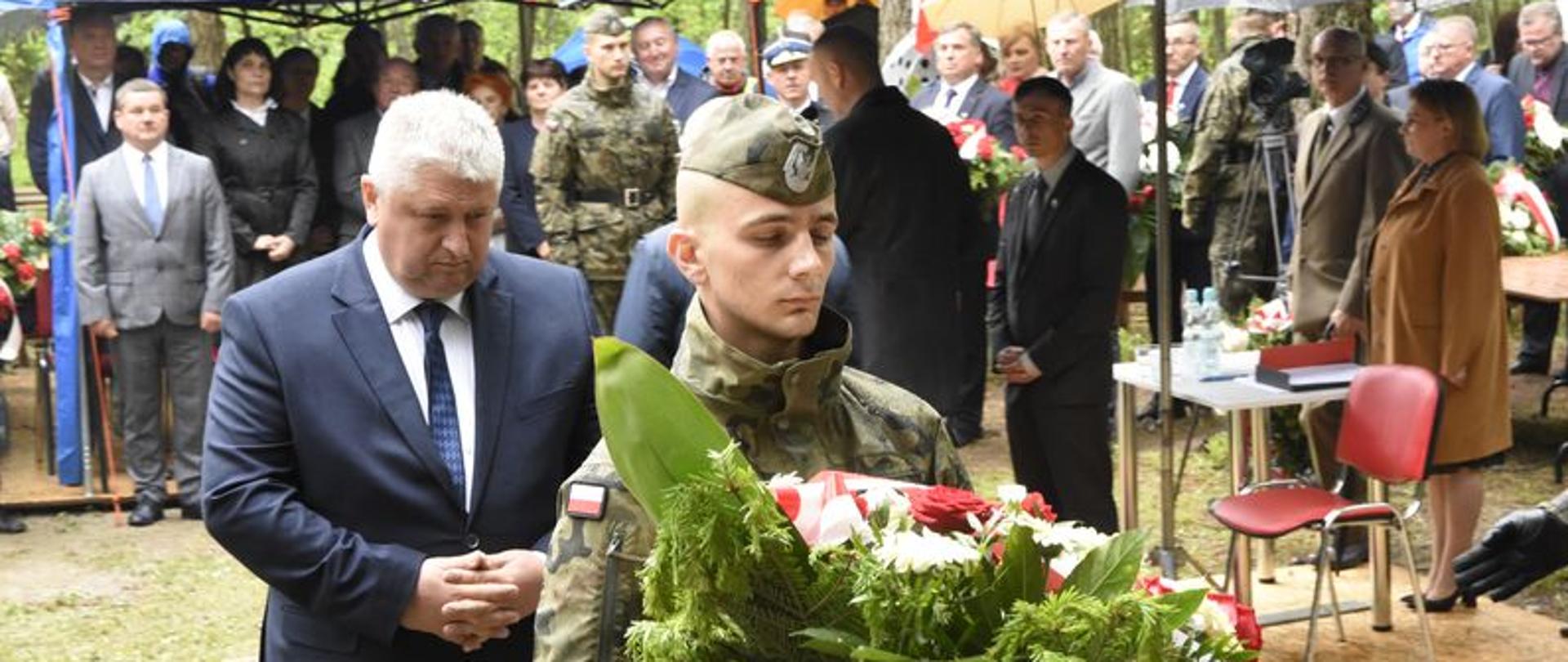 Starosta Powiatu Łosickiego Janusz Kobyliński składa hołd pomordowanym a w jego imieniu pamiątkowy wieniec składa żołnierz