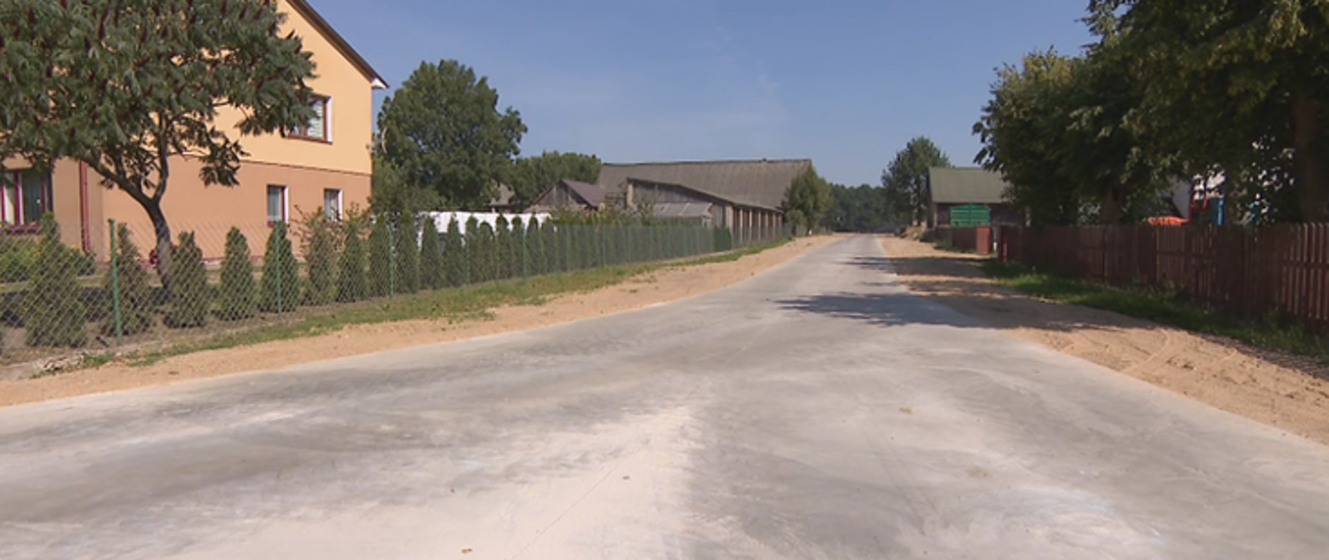 Droga betonowa na drodze wiejskiej 