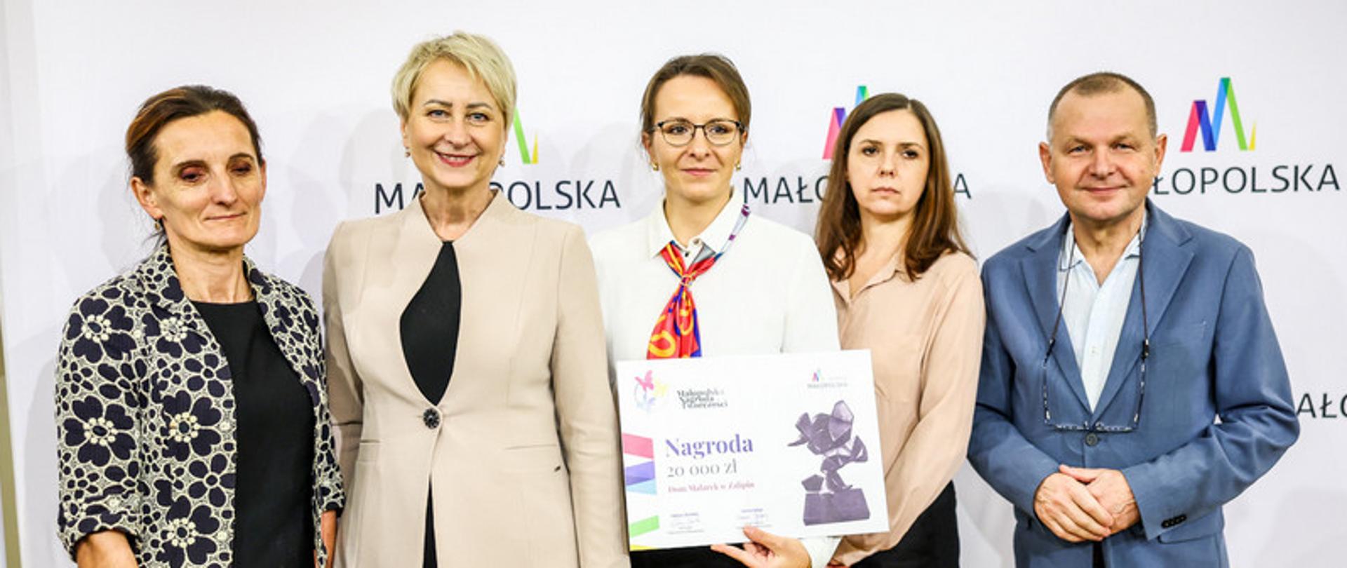 Członek Zarządu Województwa Małopolskiego, Starosta Dąbrowski oraz Dyrektor Domu Malarek wraz z malarkami po odebraniu Małopolskiej Nagrody Twórczości