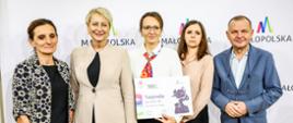Członek Zarządu Województwa Małopolskiego, Starosta Dąbrowski oraz Dyrektor Domu Malarek wraz z malarkami po odebraniu Małopolskiej Nagrody Twórczości