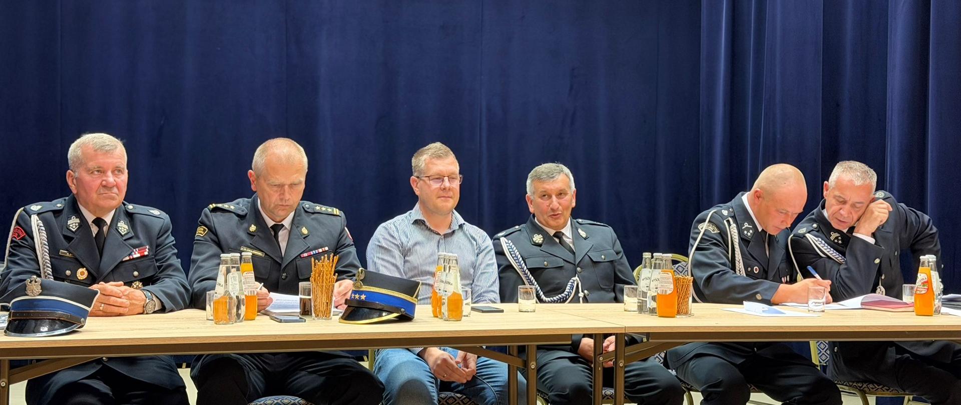 Zdjęcie przedstawia mężczyzn ubranych odświętnie
