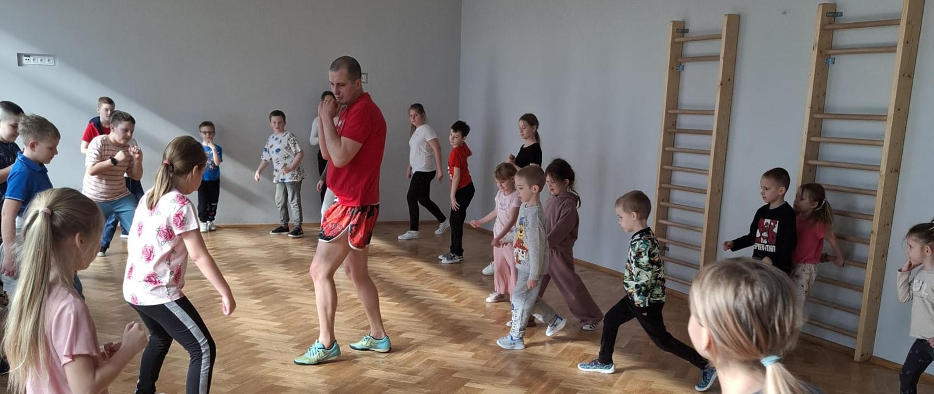 Spotkanie uczniów szkoły z Mistrzem Boksu Tajskiego.