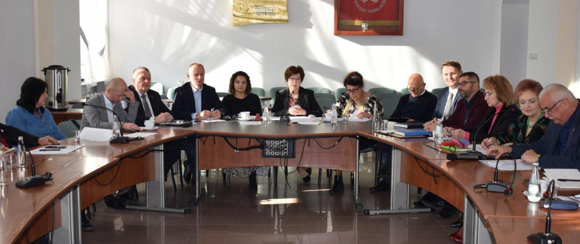 Posiedzenie Komisji Edukacji, Kultury, Sportu i Promocji Powiatu z udziałem wszystkich dyrektorów szkół i placówek oświatowych prowadzonych przez powiat gorlicki.