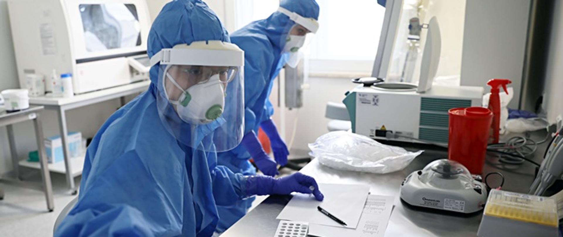 Warszawa, 14.05.2020. Koronawirus w Polsce. Personel w laboratorium badaj¹cym próbki na Covid-19, 14 bm. w szpitalu WIM na Szaserów w Warszawie. (kf) PAP/Leszek Szymañski
