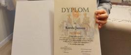 Kamil Jarosz prezentuje dyplom za udział w konkursie