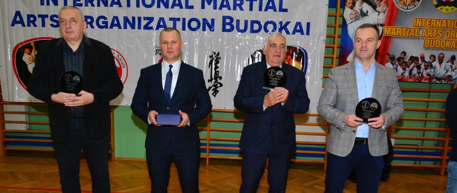 grupowe zdjęcie z wicestarostą zambrowskim z uroczystego wręczania nagród