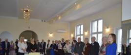 Sala z jubilatami na środku rzutnik