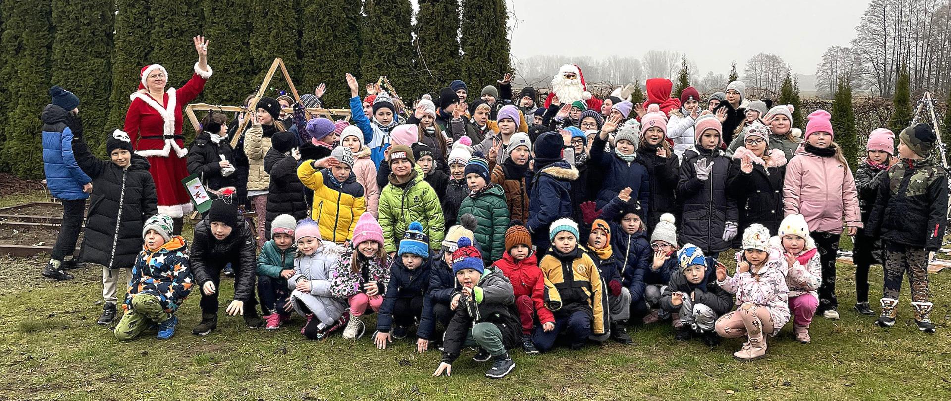 Uczniowie w wiosce Świętego Mikołaja