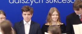 Karolina Ostapkowicz (pierwsza z prawej) odbiera stypendium