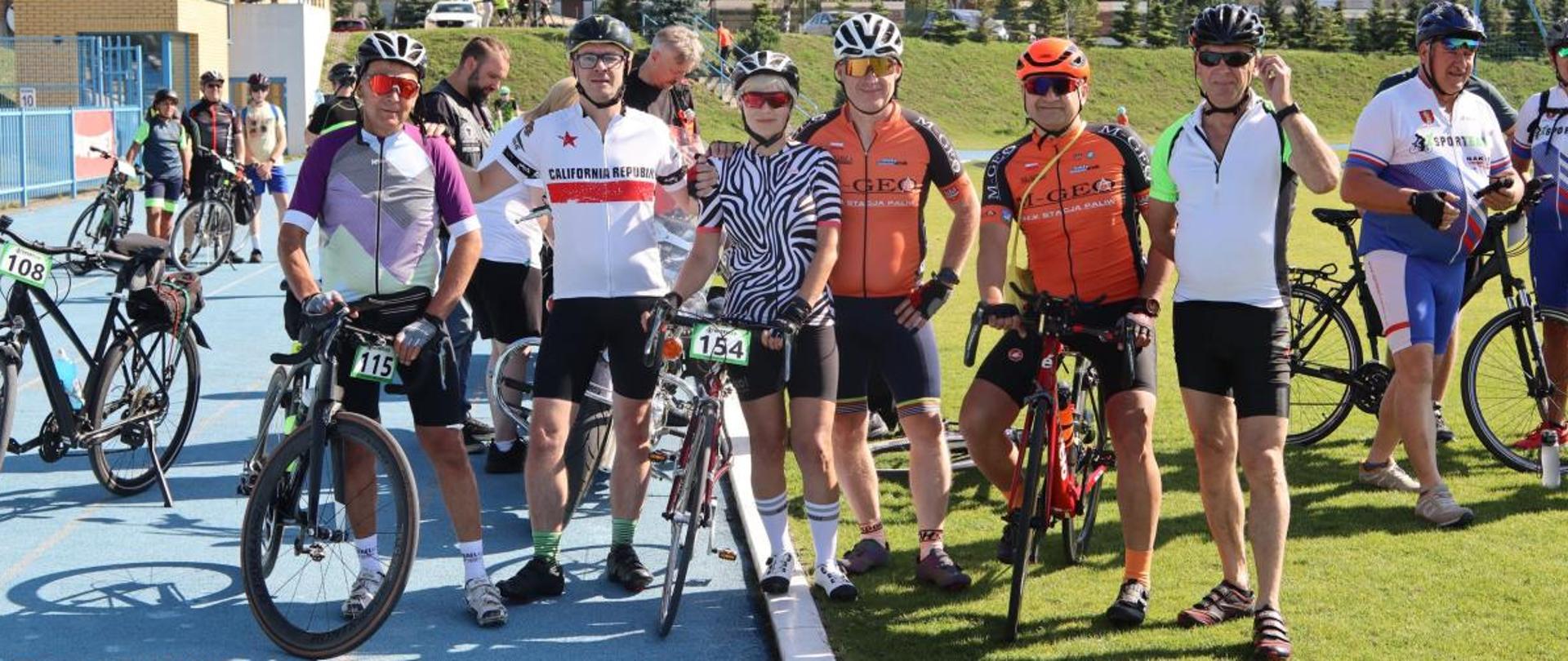 na zdjęciu znajdują się rowerzyści, którzy biorą udział w maratonie