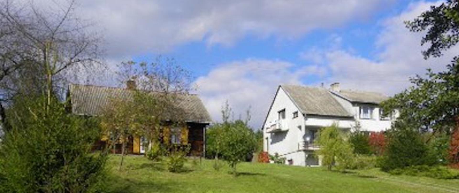 Widok na gospodarstwo agroturystyczne Joanny i Wojciecha Rykaczewskich położone na wzniesieniu.