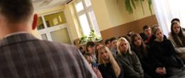 Dyrektor szkoły opowiada uczniom o zaletach nauki w II LO, w tle prezentacja