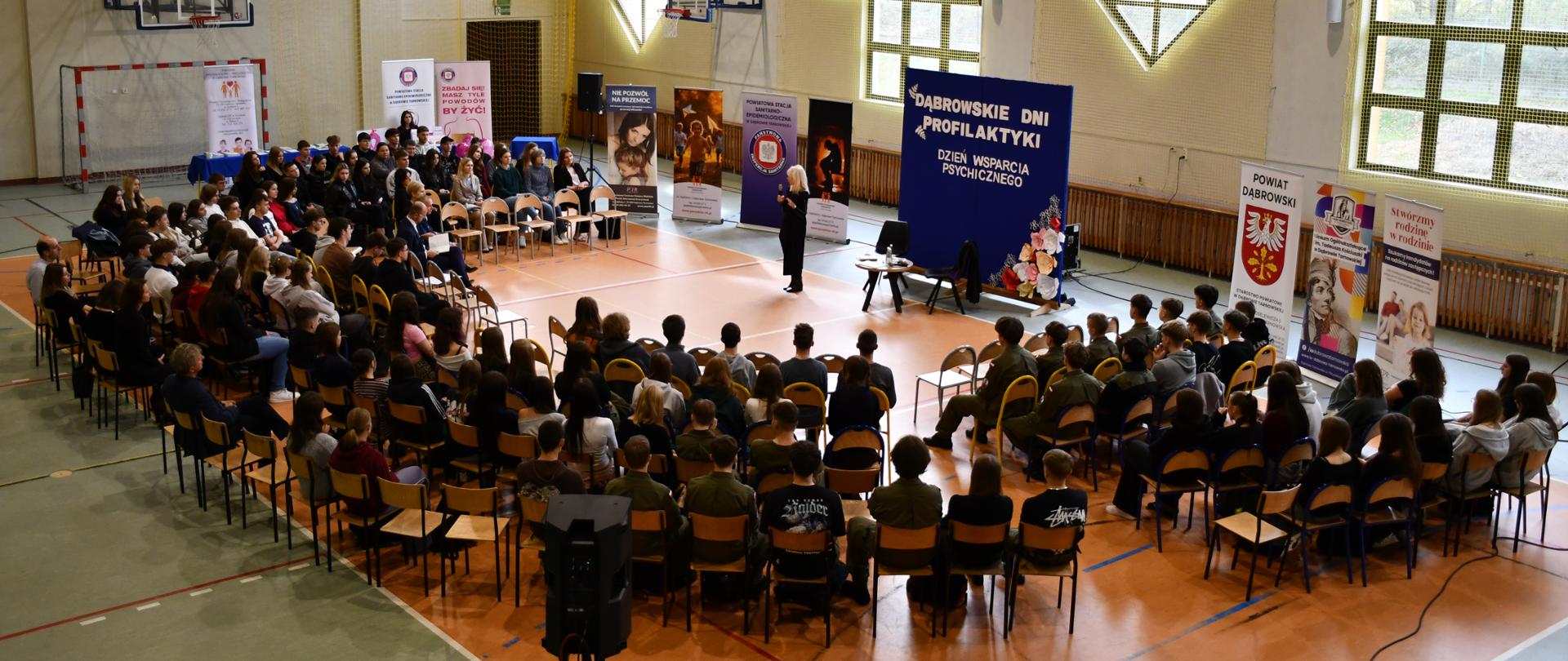Uczestnicy spotkania z sędzią Anną Marią Wesołowską w liceum 