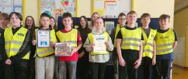 Przedstawiciele uczniów z pamiątkowymi dyplomami i nagrodą