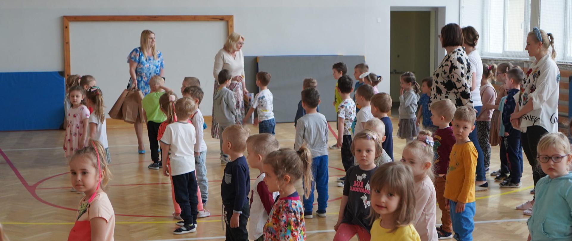 Dzieci na sali gimnastycznej 