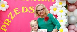 Dyrektor Dorota Ewelina Durzyńska pozuje do zdjęcia wraz z absolwentką przedszkola