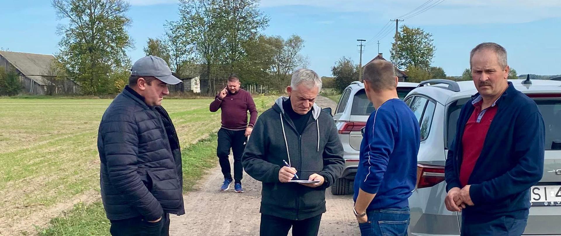 We środę, 9 października, na wniosek burmistrza odbyła się II wizja dróg gminnych w Miasto i Gmina Mordy.
Tym razem oprócz oceny stanu dróg była zwracana uwagi na oświetlenie uliczne oraz znaki drogowe.
🛣️ Burmistrz miasta i gminy Mordy Łukasz A. Wawryniuk, Marek Izdebski - kierownik Referatu Inwestycji i Infrastruktury oraz Radni Rady Miejskiej w Mordach przejechali i ocenili wszystkie gminne drogi w Leśniczówce, Krzymoszach, Wielgorzu, Radzikowie Stópkach, Radzikowie Kornicy, Radzikowie Oczkach, Radzikowie Wielkim, Piórach Wielkich, Piórach Pytkach i Ostojach.
🛣️ W piątek, 11 października, burmistrz wraz z radnymi Rady Miejskiej w Mordach towarzyszył radnym Powiatu Siedleckiego oraz pracownikom Starostwo Powiatowe w Siedlcach w objeździe dróg powiatowych położonych na terenie Miasta i Gminy Mordy. Tego dnia odbyło się posiedzenie wyjazdowe Komisji ds. Realizacji i Monitorowania Działań w Zakresie Utrzymania Remontów i Inwestycji Drogowych Powiatu Siedleckiego z Starostwa Powiatowego w Siedlcach.
🛣️ Wizja była potrzebna do oceny stanu i jakości dróg gminnych oraz oświetlenia ulicznego i ustalenia priorytetów w zakresie modernizacji i przebudowy.
🛣️ Kolejna, trzecia, wizja dróg gminnych już niebawem. Tym razem będą objeżdżane drogi od m. Ptaszki po Głuchów i Klimonty.
