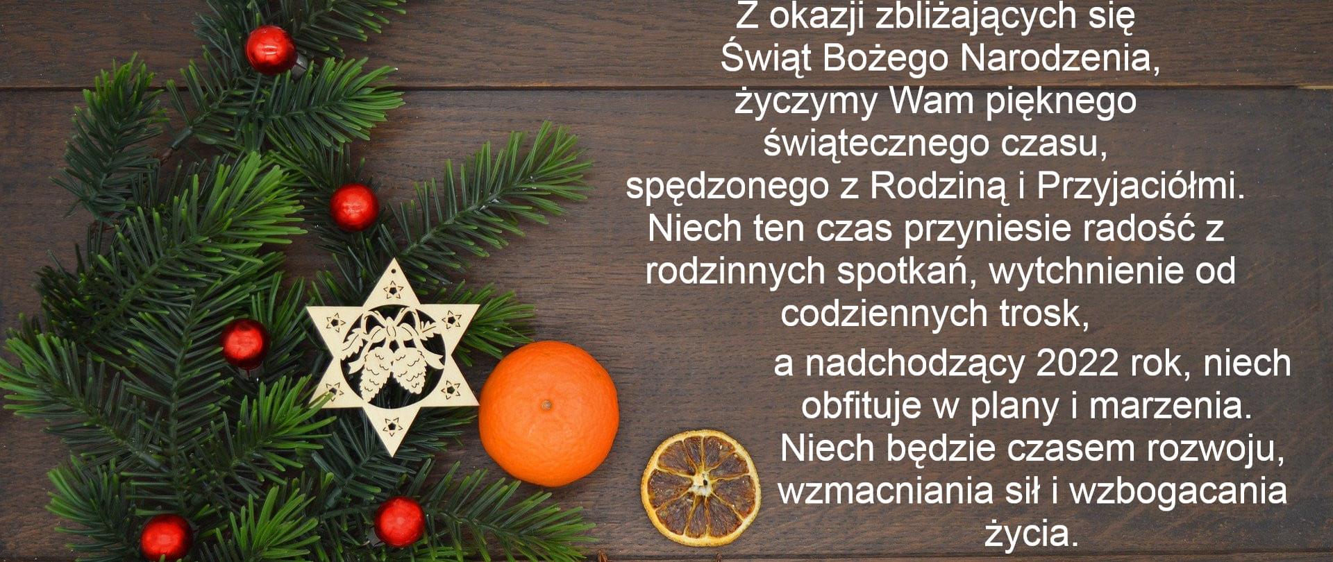 Życzenia na Boże Narodzenie, kartka świąteczna, świerk, pomarańcza, bombki