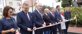 Starosta Konecki Grzegorz Piec podczas przecinania wstęgi