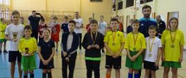 Najlepsi zawodnicy i bramkarze pozują z medalami