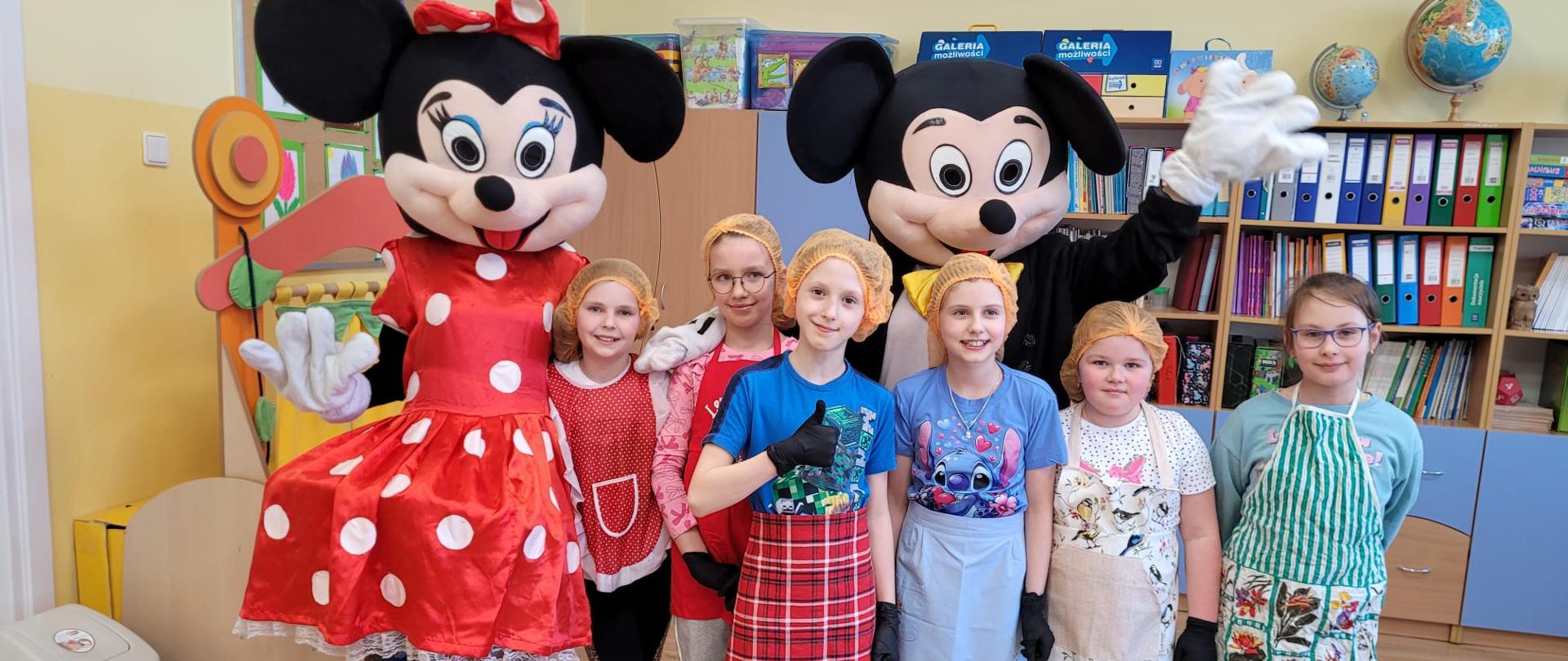 Pamiątkowe zdjęcie młodych kucharzy z Myszką Miki i Myszką Minnie