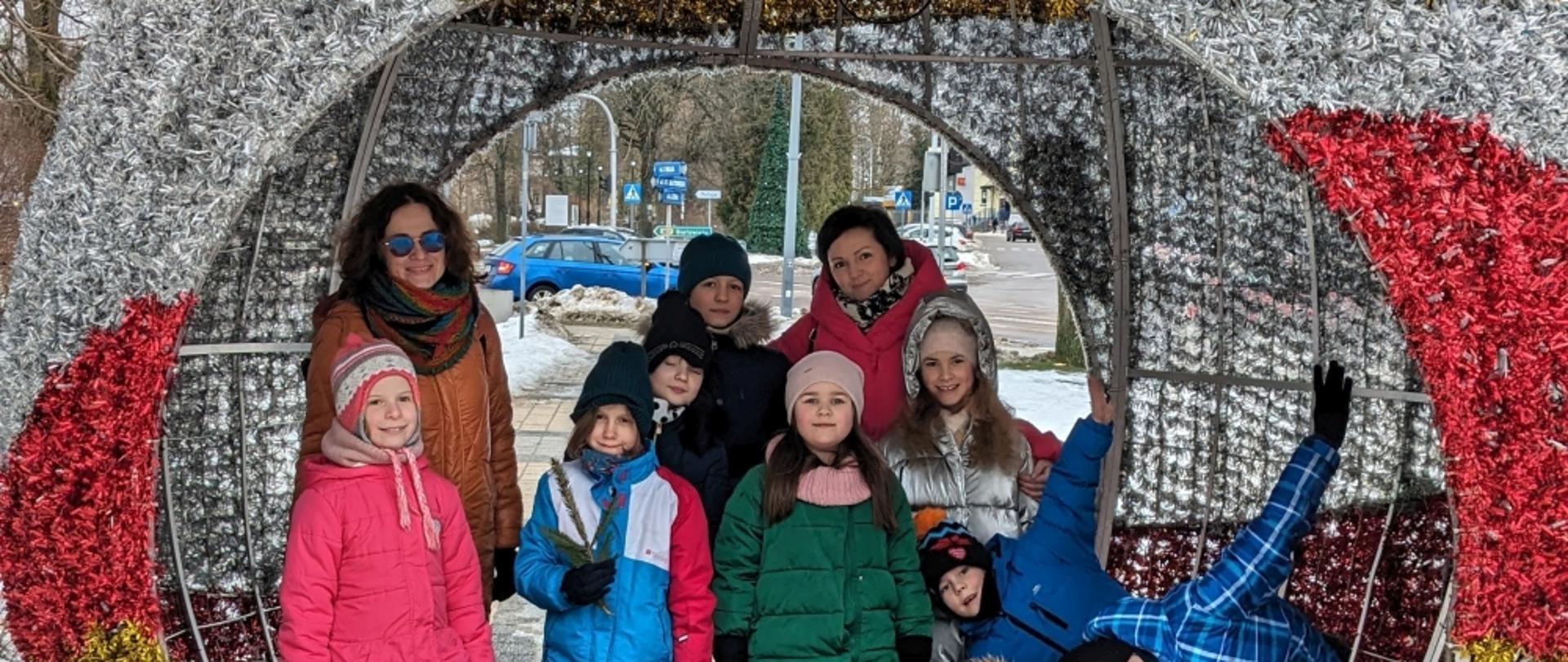 Dzieci i nauczyciel pozują w bombce