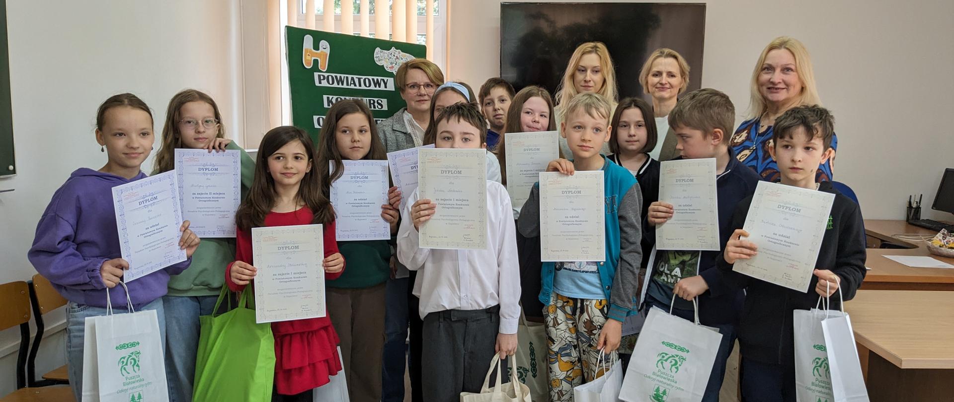 Uczestnicy konkursu z dyplomami