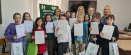 Uczestnicy konkursu z dyplomami