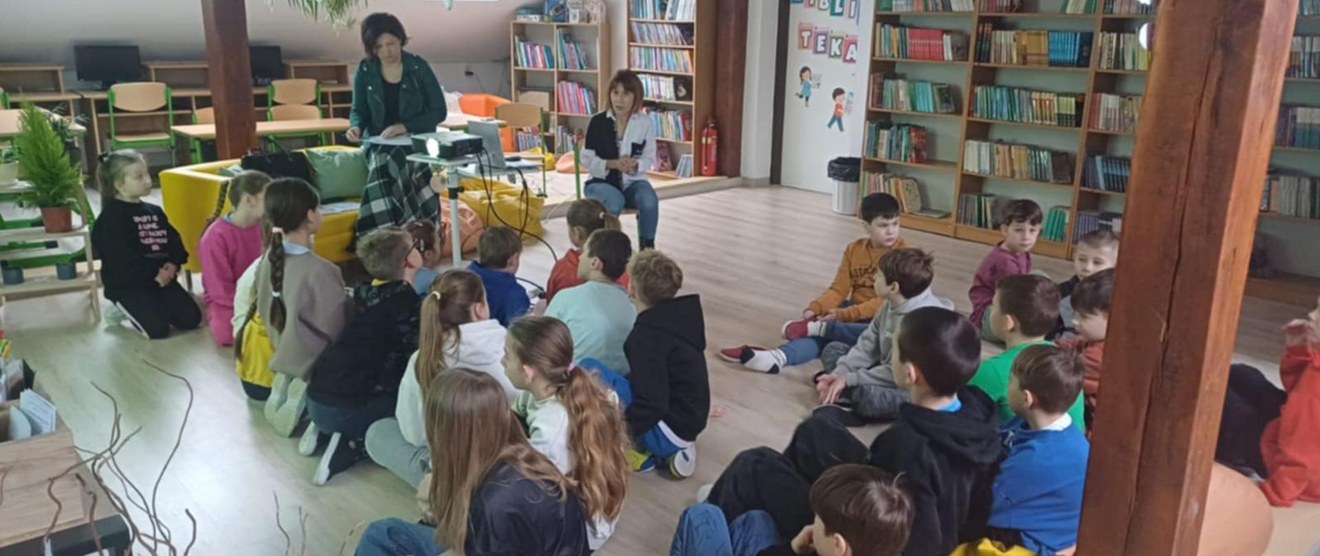 spotkanie z grupą dzieci w bibliotece, fotografia barwna